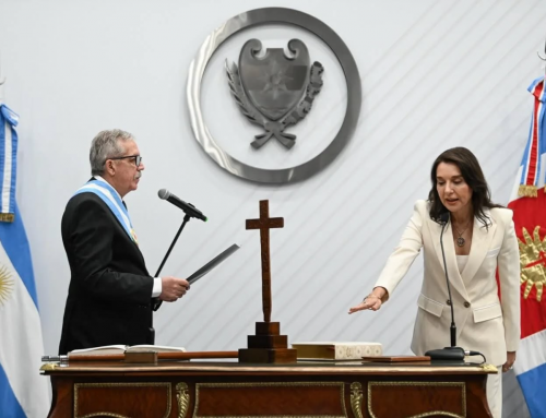 EL GOBERNADOR ELÍAS SUÁREZ TOMÓ JURAMENTO A SU NUEVO GABINETE